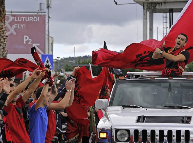 Neues Selbstbewusstsein: Albanische Fuballfans feiern ihr siegreiches Team.   | Foto: dpa/Jrgen Sieckmeyer