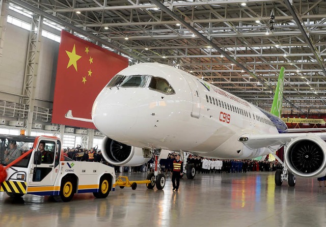 Stolz zeigten chinesische Flugzeugbaue...Montag in Schanghai die ersten C919.    | Foto: dpa