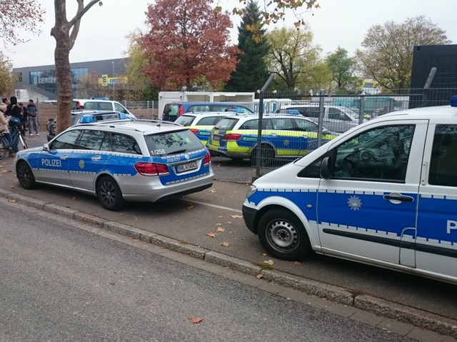 Polizeieinsatz an der EA in Freiburg.  | Foto: Patrick Kerber