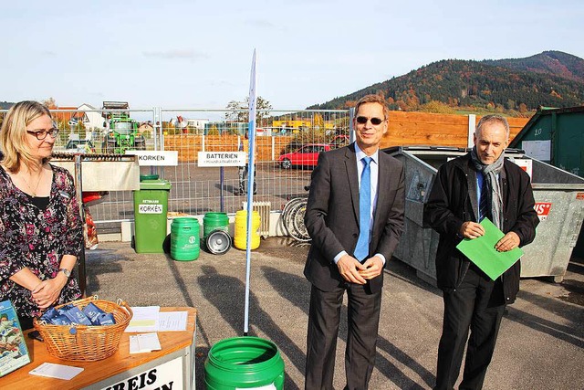 Im neuen Recyclinghof/Grnschnittplatz...n Singler, Anne Marie Bastuck (links)   | Foto: K. Hei