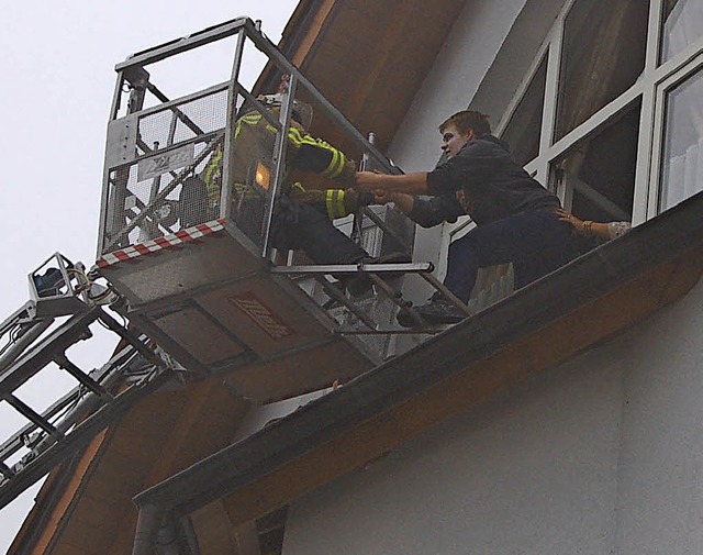 Auch die Drehleiter wurde eingesetzt &...st auch hier ein gewagtes Unterfangen.  | Foto: Christian ringwald