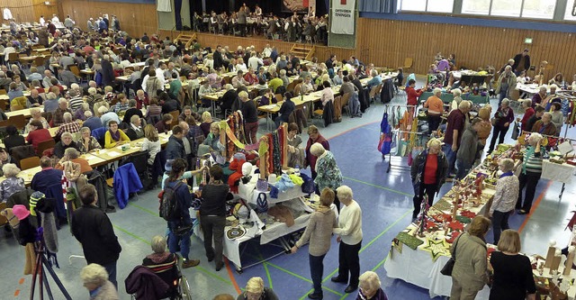 Beim DRK-Basar in Teningen gab es nich...rn auch schon Weihnachtsdekorationen.   | Foto: Karlernst Lauffer