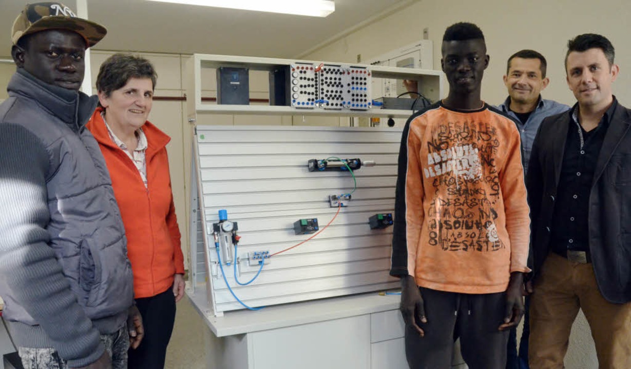 Omar Drammeh und Bara Kan aus Gambia w...armann vor einem penumatischen Modell.  | Foto: Ingrid Bhm-Jacob