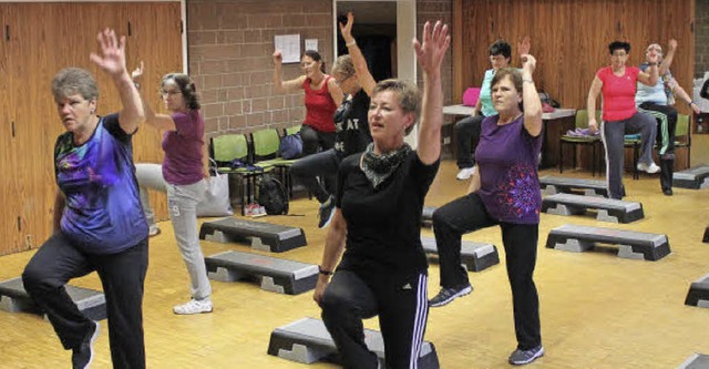 Sieht harmlos aus, kann aber ganz sch... sein: Step-Aerobic zu fetziger Musik.  | Foto: Martha Weishaar