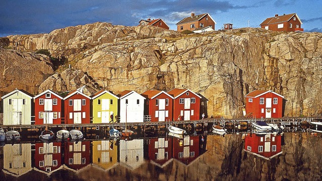 In strahlenden Farben prsentieren sich die Bootshuser von Smgen, Schweden.  | Foto: Klaus-Peter Kappest