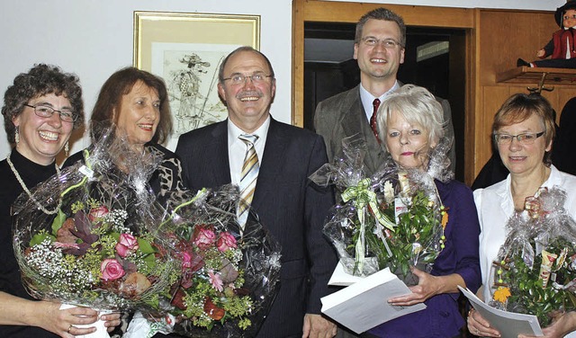 Blumen fr die Damen: Von links Brigit...mit den zwei Ehrenurkunden des Landes   | Foto: zvg