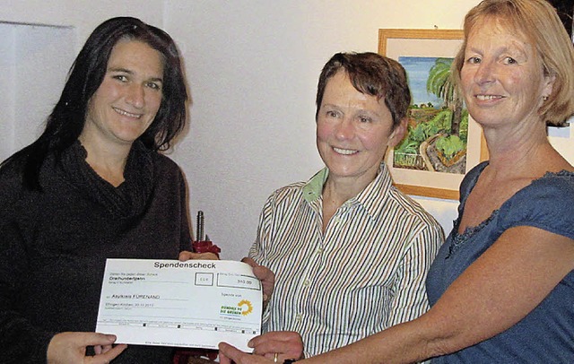 Tabea Hugenschmidt (von links) nahm de...ann und Katrin Pfannenstiel entgegen.   | Foto: Ortsverband der GrnEn