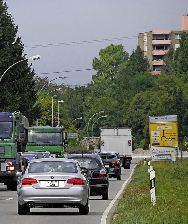 Verkehr auf der B34 bei der Siedlung. ...noch oft: Die B34 ist stark befahren.   | Foto: Ralf Staub