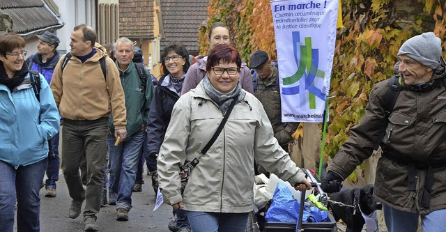 Zahlreiche Menschen wanderten am Diens...konferenz in Paris aufmerksam machen.   | Foto: Christina Hohwieler