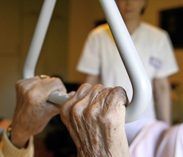 Wegen Personalmangels sind viele Alten...r leidet die Versorgung der Patienten.  | Foto: dpa