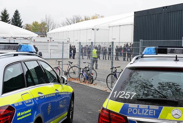 Polizeieinsatz am Erstaufnahmelager in der Lrracher Strae.  | Foto: Rita Eggstein