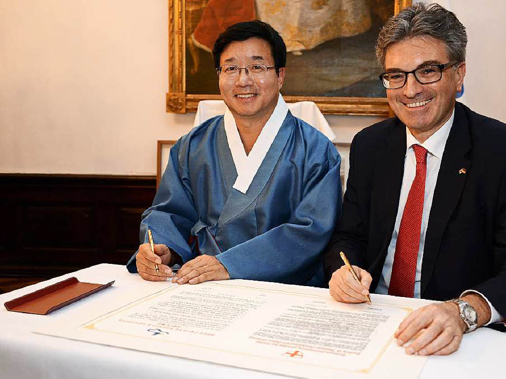 Die Oberbrgermeister der beiden ko-Stdte unterzeichnen die Partnerschaftsurkunde: Yeom Tae-Young und Dieter Salomon