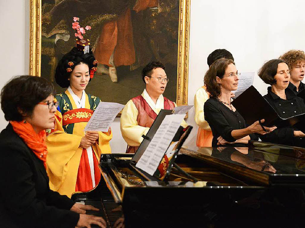 Der Freiburger Chor Camerata Vocale hat im September Suwon besucht und beim Festakt gesungen. Zum Abschluss gemeinsam mit der Knstlergruppe Born ein koreanisches Volkslied.