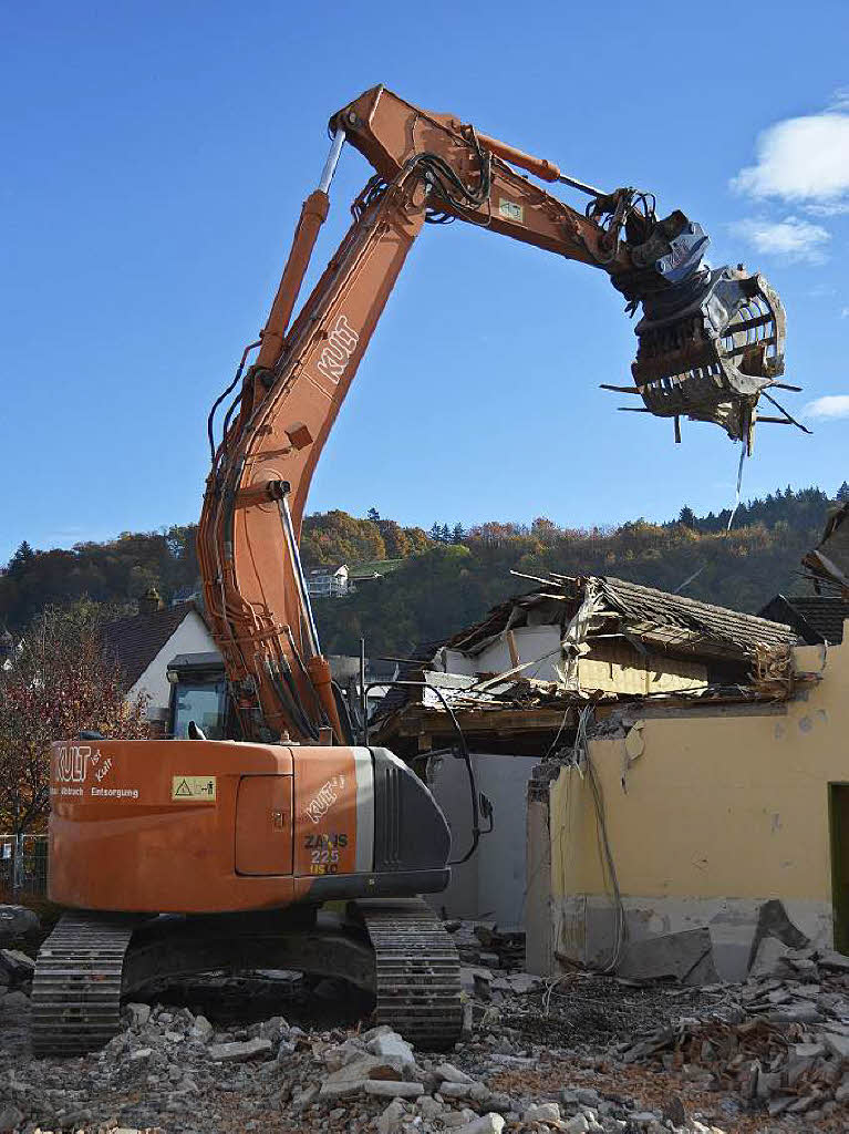 Der Bagger ist da: Er reit innerhalb einer Woche die Mauern des ehemaligen katholischen Kindergartens ein.