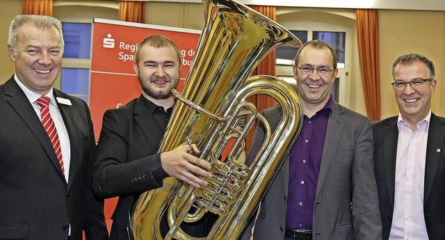 ber die neue Tuba freuen sich (von li...und sein Stellvertreter Gerold Bhler   | Foto: sandra decoux-kone