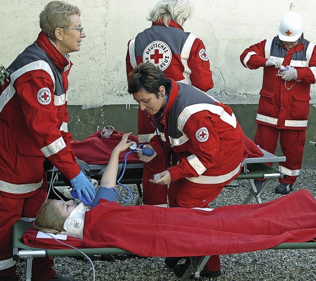 Das Rote Kreuz kmmerte sich um die Verletzten.   | Foto: Jrgen Schweizer