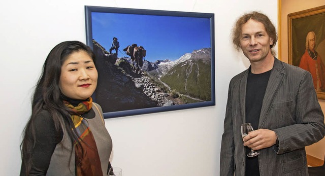 Midori und Dietmar Obert zeigen Fotos von der Alpentour mit Pferd Gina.  | Foto: olaf michel