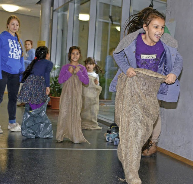 Sackhpfen, so schnell es geht (links)...0; gibt&#8217;s Spiele und Gesprche.   | Foto: rita eggstein