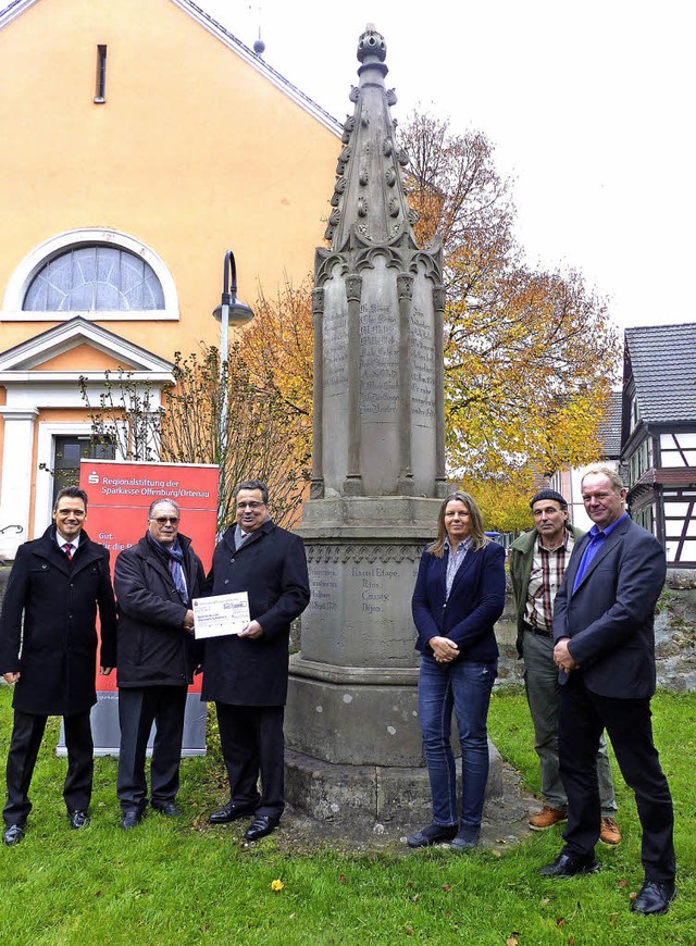 Beim restaurierten Mahnmal wurde der S...r, Bernd Baldszuhn und Gerhard Moser.   | Foto: dieter fink