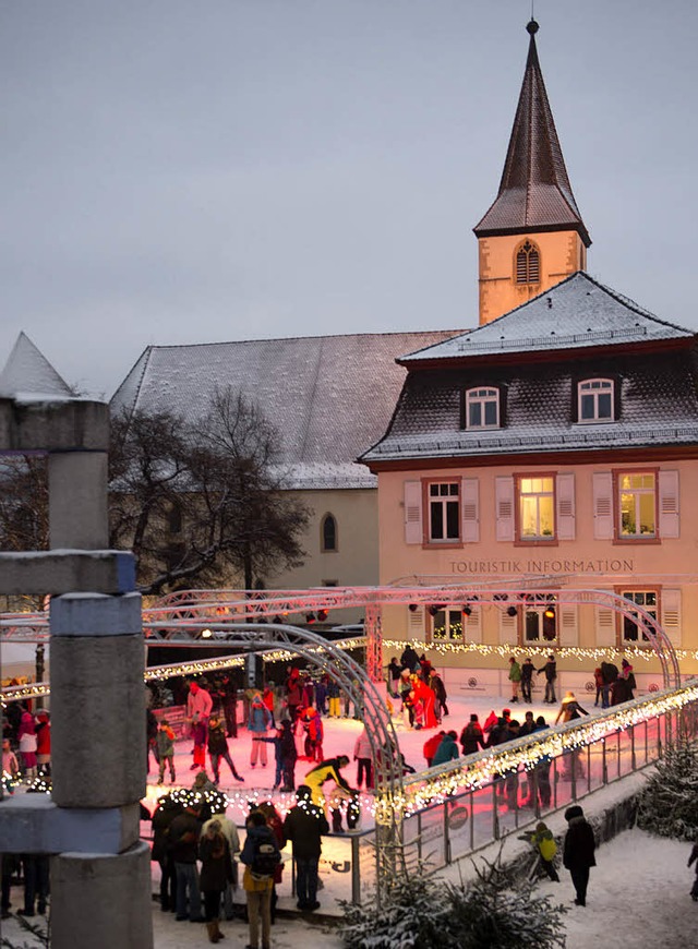 Die Mllheimer Eisbahn geht in die zwe...em Markgrfler Platz wieder geffnet.   | Foto: Volker Mnch