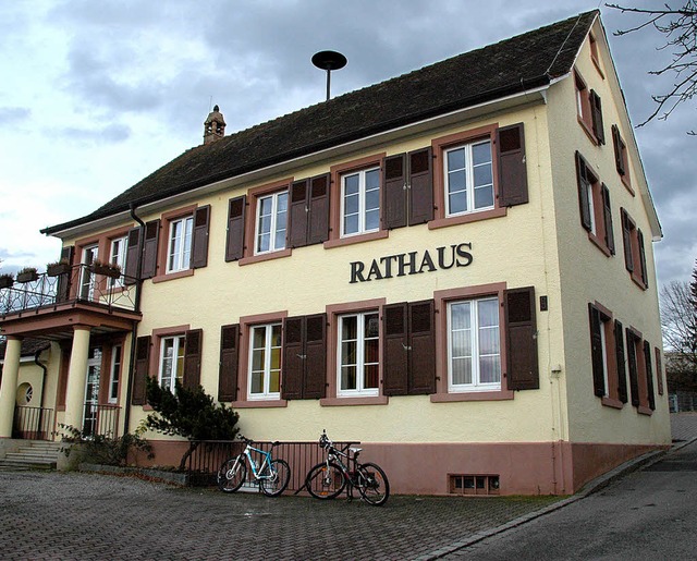 Das erste, 1838 gebaute Schulhaus mit ...saniert, dient seit 1985 als Rathaus.   | Foto: Horst Donner
