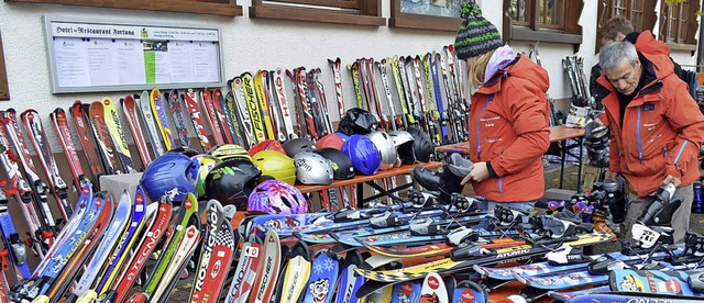 Skier, soweit das Auge reicht,  gibt e...e- und Snowboardmarkt in Kirchzarten.   | Foto: Gerhard Lck