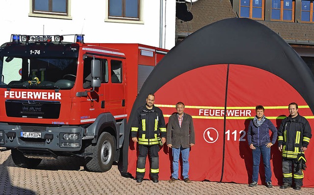 Freuen sich ber das neue Zelt: Matthi...usern), Claus Zumkeller  (von rechts)  | Foto: Privat