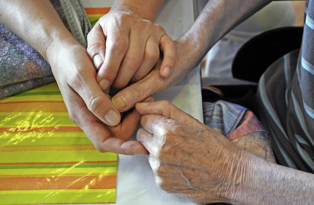 Der Bedarf an Pflege fr alte Menschen... geplant, aber noch fehlt es am Geld.   | Foto: Symbolbild: Matthias Benirschke (dpa)