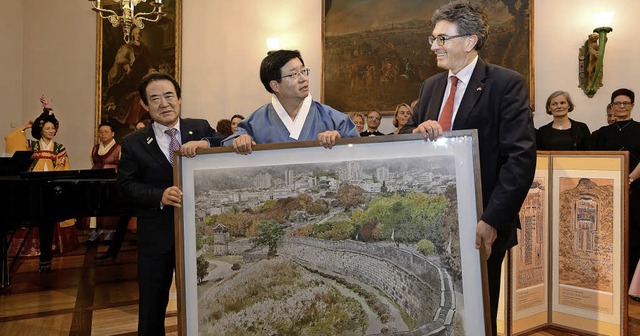 Yeom Tae-Young (Mitte) berreicht sein...er von Suwons Weltkulturerbe-Festung.   | Foto: R. Eggstein, M. Bamberger