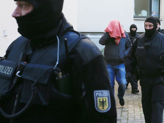 Bundespolizisten fhren in Hildesheim einen Verdchtigen ab.   | Foto: dpa