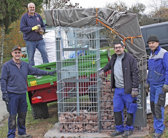 Tatkrftig packten die hlinger Ortsch...t, Tobias Schuble und Roland Probst.   | Foto: doro