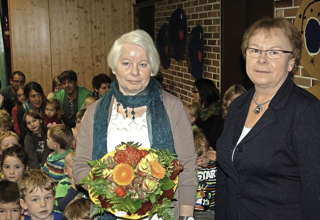 Seit 40 Jahren leitet Mechthild Bayer ... Hannelore Reinbold-Mench gratuliert.   | Foto: Christian Ringwald