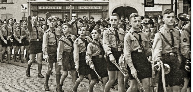 Aufmarsch der Hitlerjugend in Lrrach:...e groe, in der Regel positive Rolle.   | Foto: Eugen Zrcher/ Stadtarchiv Lrrach