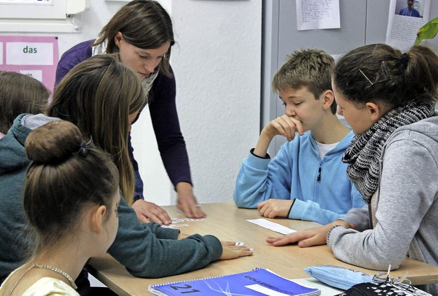Friederike Munz (stehend) bringt den S...Realschule die deutsche Sprache bei.    | Foto: Nina Rein