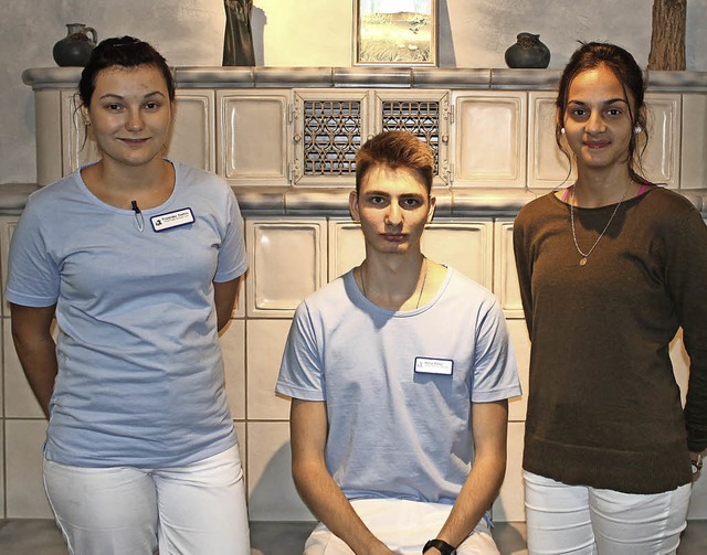 Drei junge freiwillige Helfer im Kreis...rkel und Indira Krasnici (von links)   | Foto: Landratsamt