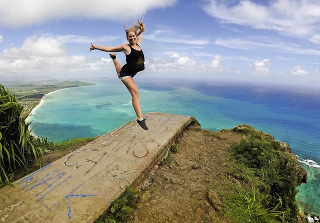 Vor einer solchen Kulisse kann man nur... machen: Larissa Leuthner auf Hawaii.   | Foto: Privat