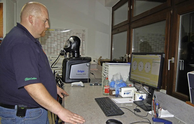 Andreas Berger von der Feuerwehr St. B...ilft, die ntigen Werte zu ermitteln.   | Foto: Claudia Renk