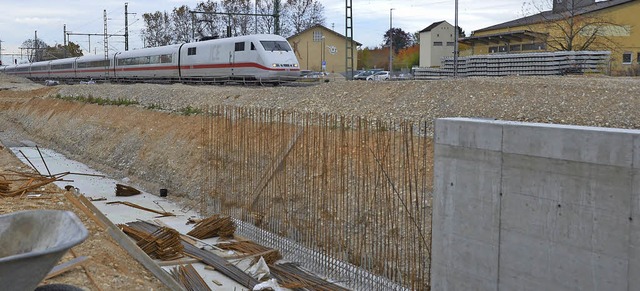 Die Grobaumanahme in Haltingen muss ...fenden Bahnbetriebs bewltigt werden.   | Foto: Jochen Fillisch