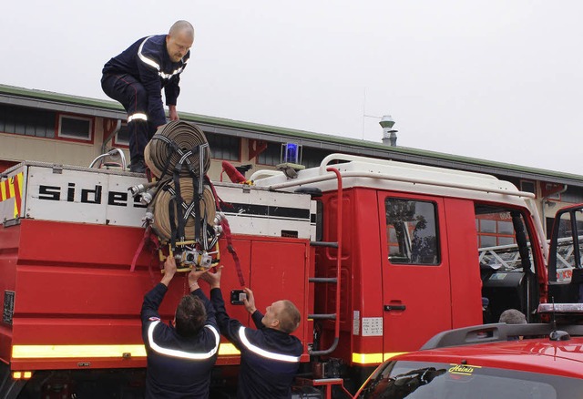 Die Feuerwehrleute packten krftig an beim bungstag in Bad Krozingen.   | Foto: Privat