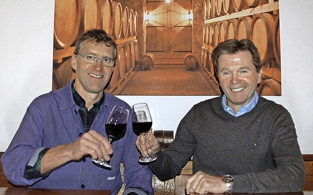 Zum Wohl! Josef Rohrer (rechts) und Br...ei der Landesweinprmierung fr Baden   | Foto: hubert Rderer