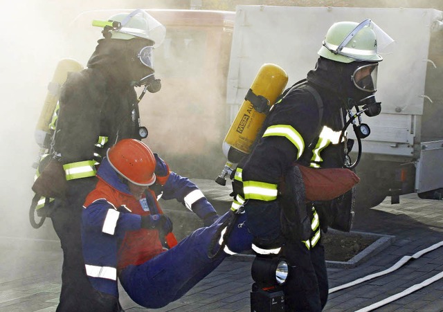 Schwerer Atemschutz war Pflicht bei de... dem qualmenden Wohngebude geborgen.   | Foto: Ralph Lacher