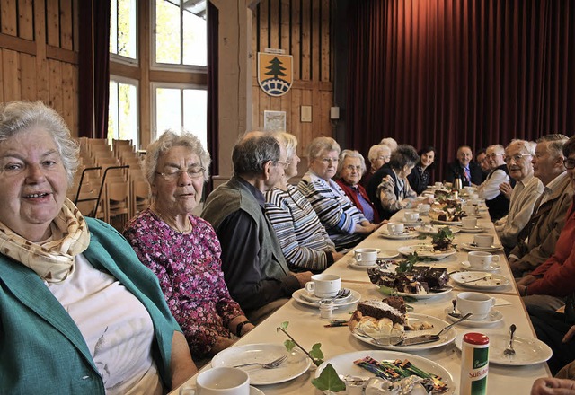 All jene, die zum DRK-Nachmittag kamen...treuung und reichhaltige Verpflegung.   | Foto: Karin Heiss