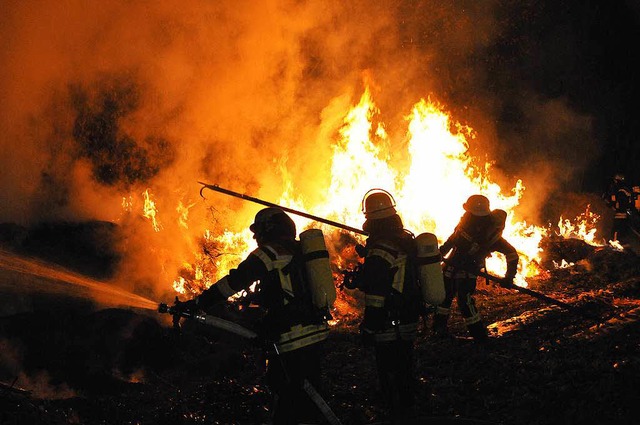 Strohballen in Flammen: 30 Feuerwehrle...n zu tun, bis das Feuer bekmpft war.   | Foto: Helmut Seller