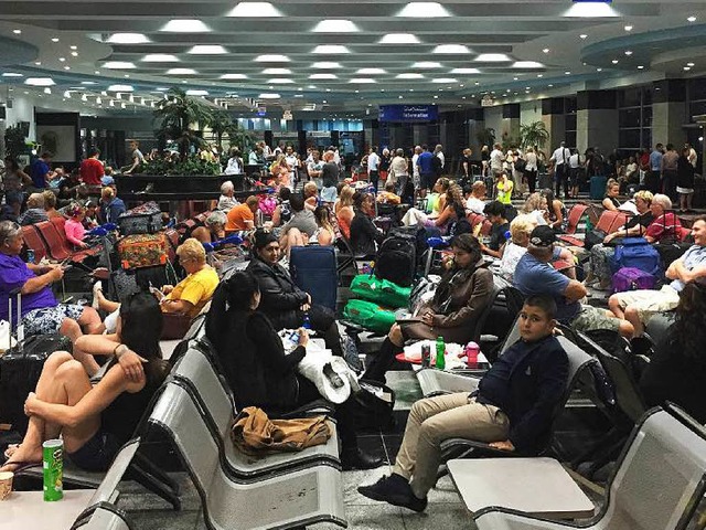 Passagiere warten am Donnerstag  in de...e des Flughafens in Scharm el Scheich.  | Foto: dpa