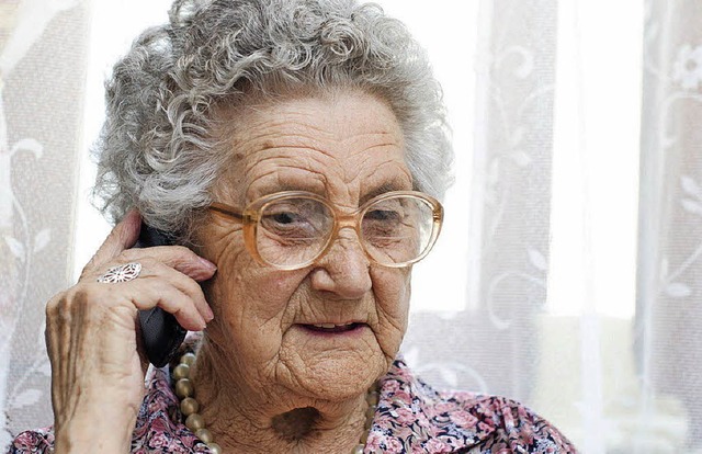 Stimmen klingen am Telefon anders. Da ...de der Leitung  fr den Enkel halten.   | Foto: H. Kristo/fotolia.com