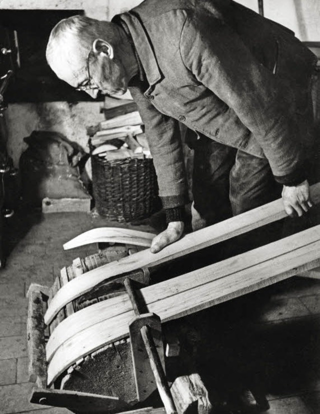 Ernst Köpfer baut »Feldberg«-Ski. | Foto: Walther Strohmeier Ernst Köpfer baut »Feldberg«-Ski. | Foto: Walther Strohmeier