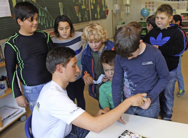 Simon Stiebjahn gibt Autogramme.   | Foto: Monika knen