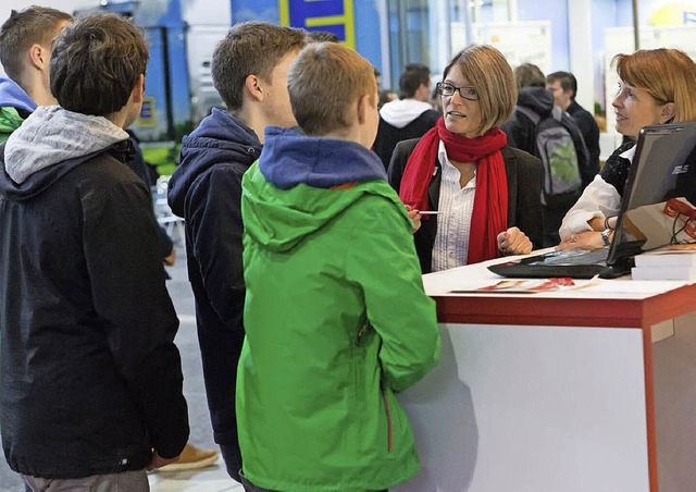 Auch  junges Publikum informiert sich auf der Messe.  | Foto: zvg