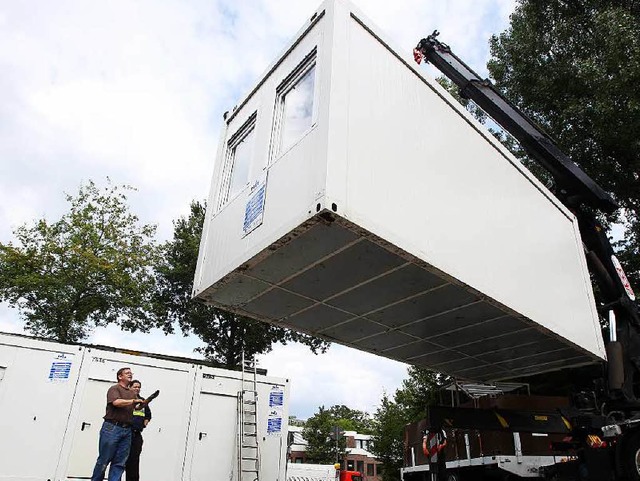 Neben Wohncontainern &#8211; hier ein ...ch Huser in Massivbauweise entstehen.  | Foto: Bodo Marks