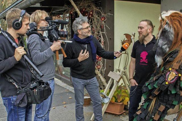 ZDF-Dreh bei Maskenschnitzer Simon Stiegeler